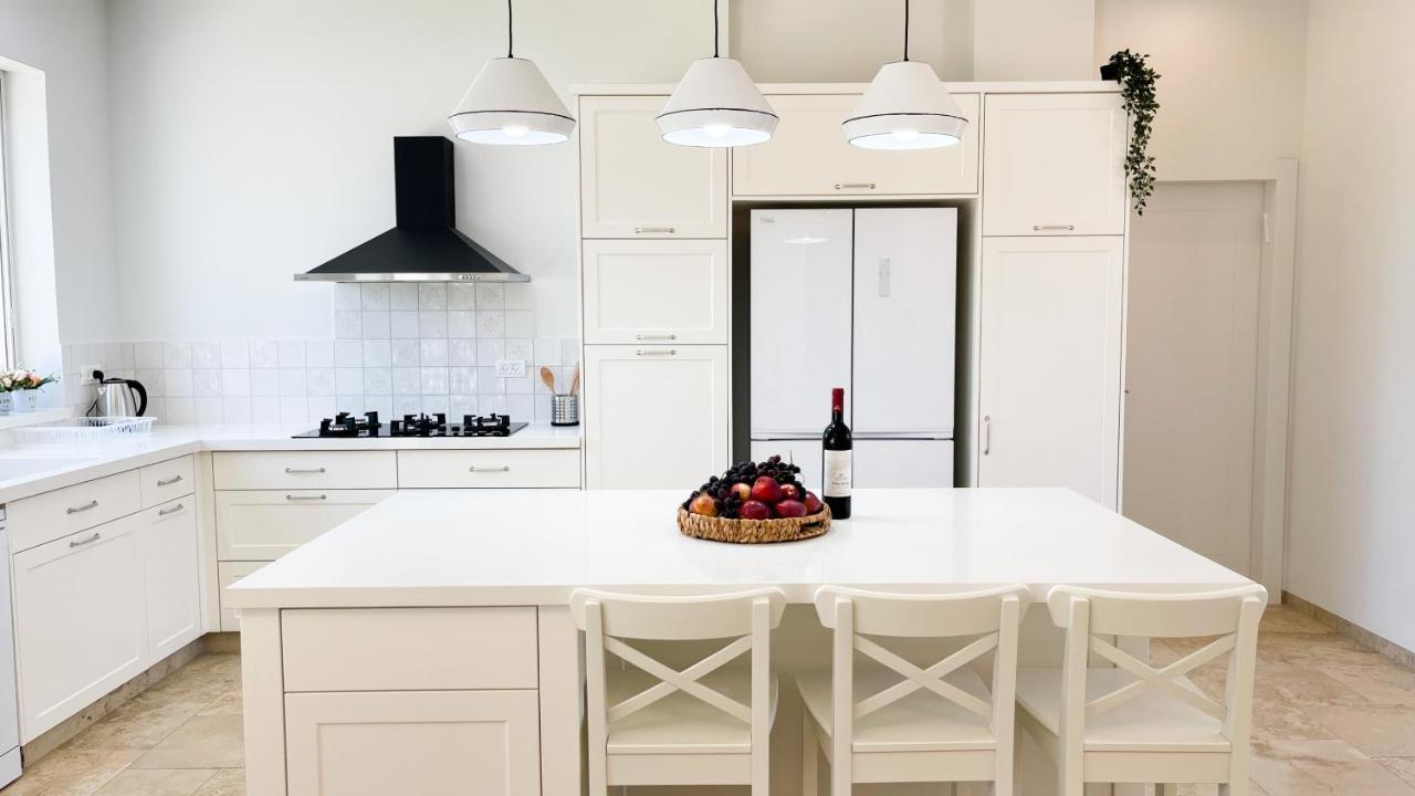 הבית הלבן בכפר בלום Villa Bagian luar foto
