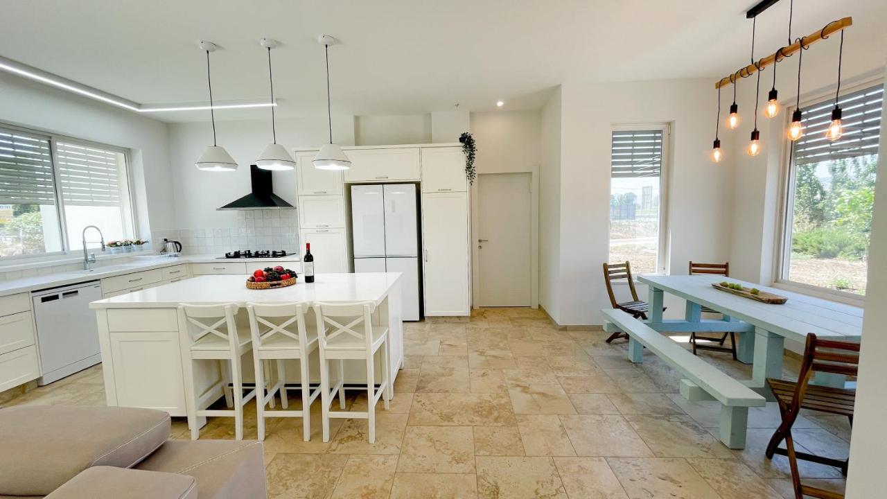 הבית הלבן בכפר בלום Villa Bagian luar foto